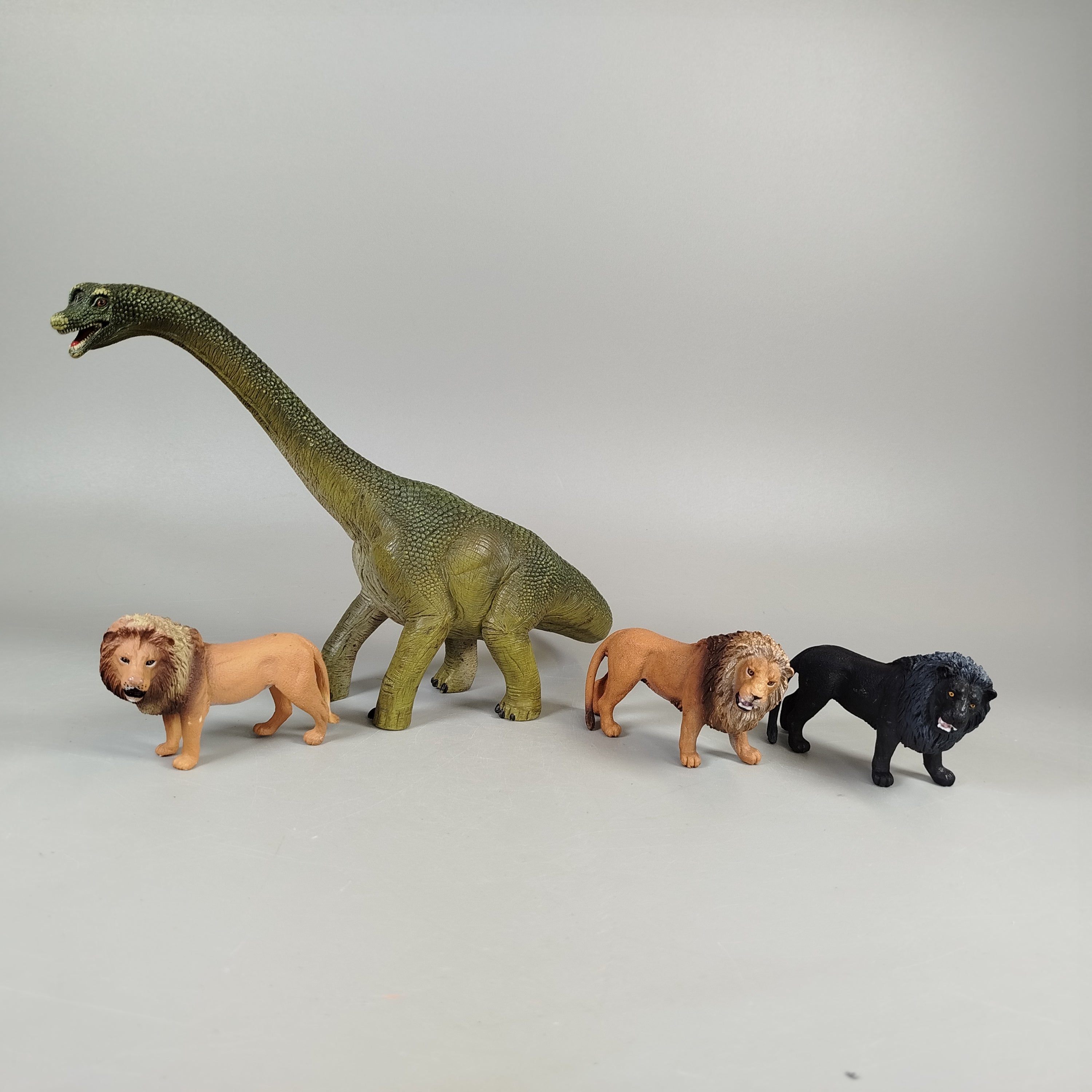 Schleich Tierfiguren Set von 4 – Dinosaurier und Löwen, neuwertig